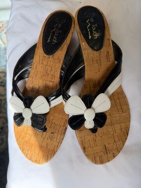 Touch of Nina Black & White Floral Cork Thong Sandals